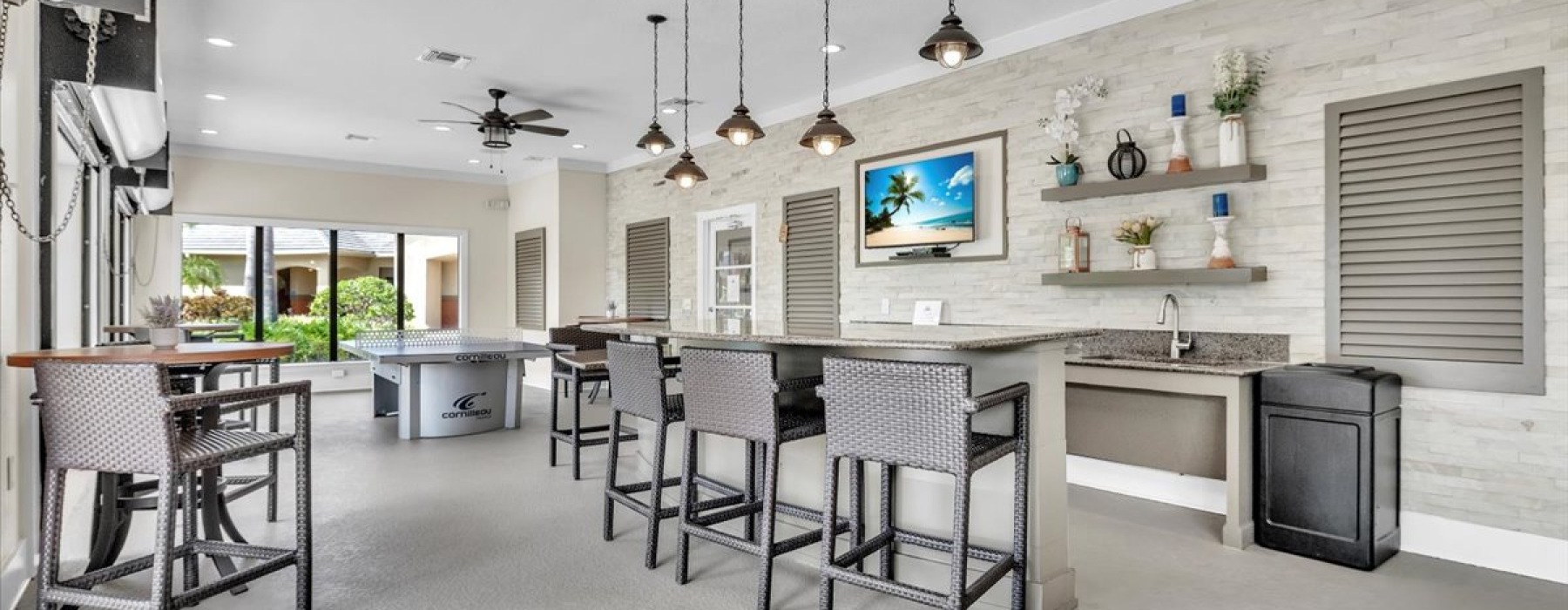 Outdoor resident lounge