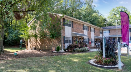 Knollwood leasing office exterior