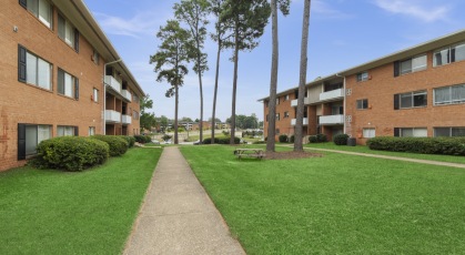 404 Rivertowne exterior building with lush greens 