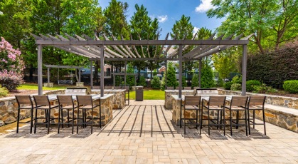 Social area with tables and grilling area