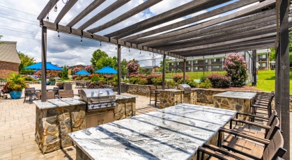 Social area with tables and grilling area