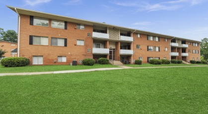 404 Rivertowne exterior building