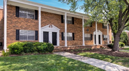 Colonial Townhouse Apartments exterior building