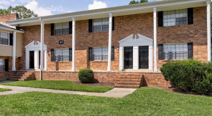 Colonial Townhouse Apartments exterior building