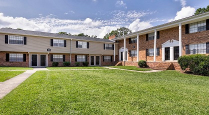 Colonial Townhouse Apartments exterior building