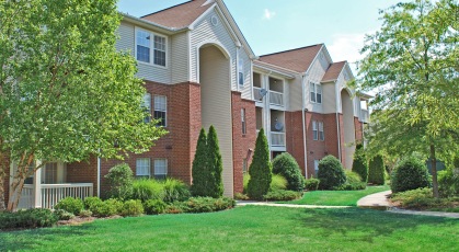 Legends at Virginia Center exterior building with lush landscaping
