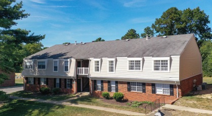 London Towne exterior two story apartment building in a colonial style