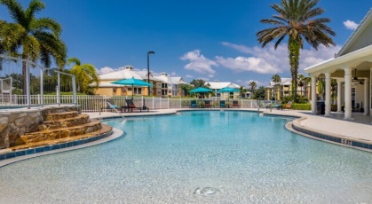 Free-form swimming pool and jacuzzi