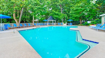 Large pool area with adjustable lounge chairs