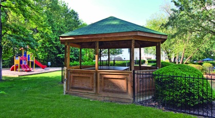 Gazebo at Old Buckingham Station with Hot tub