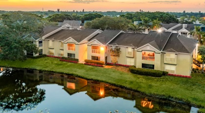 Aerial view of Sawgrass Cove and lake view apartments