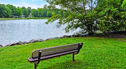 Lakeside Seating at Wellesley Terrace at Short Pump